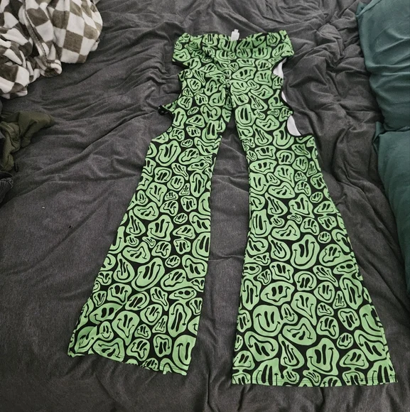 🍄 iHeartRaves Flare Pants - Picture 1 of 6